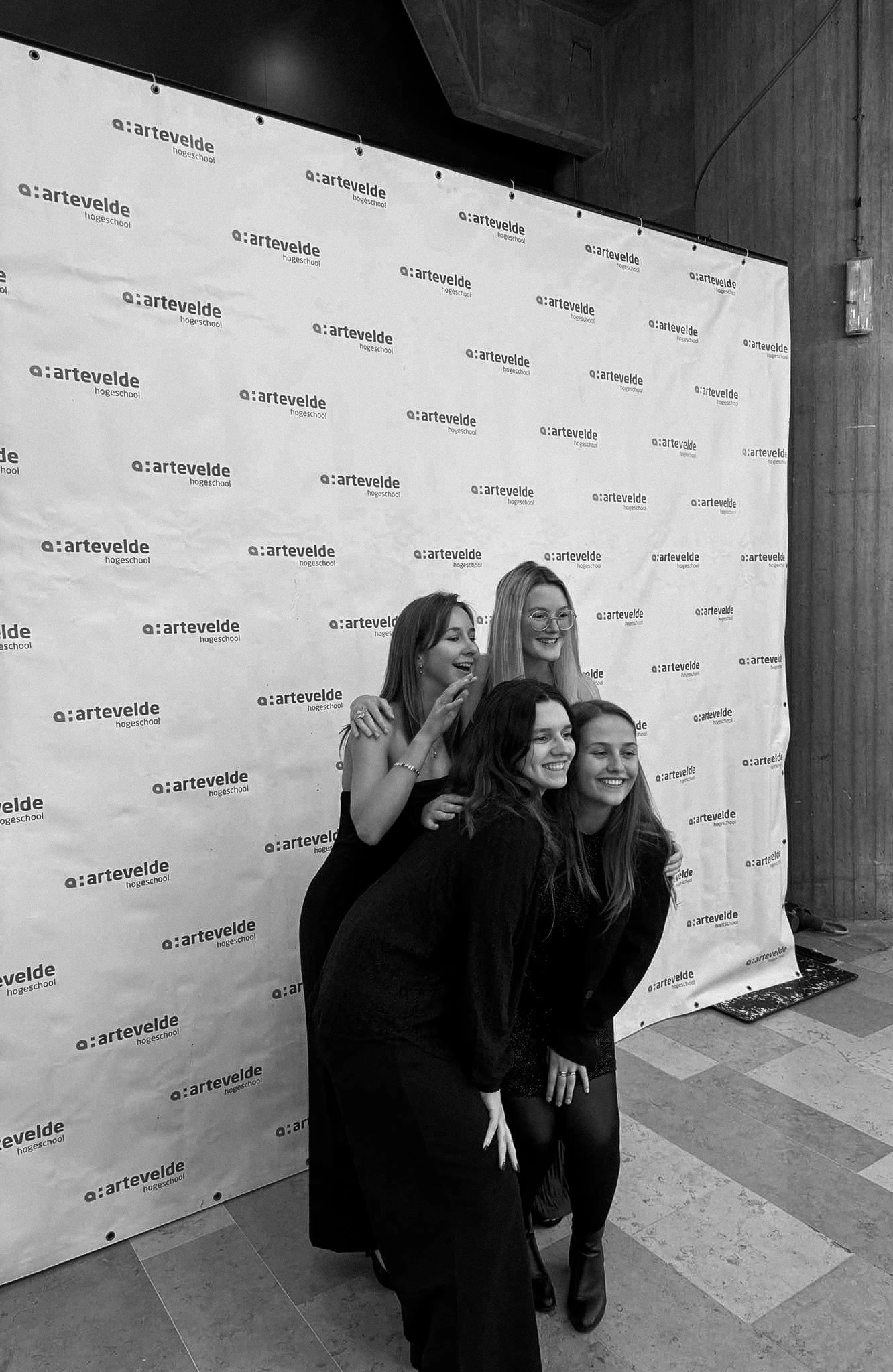 Proclamatiefoto met 4 meisjes die lachen