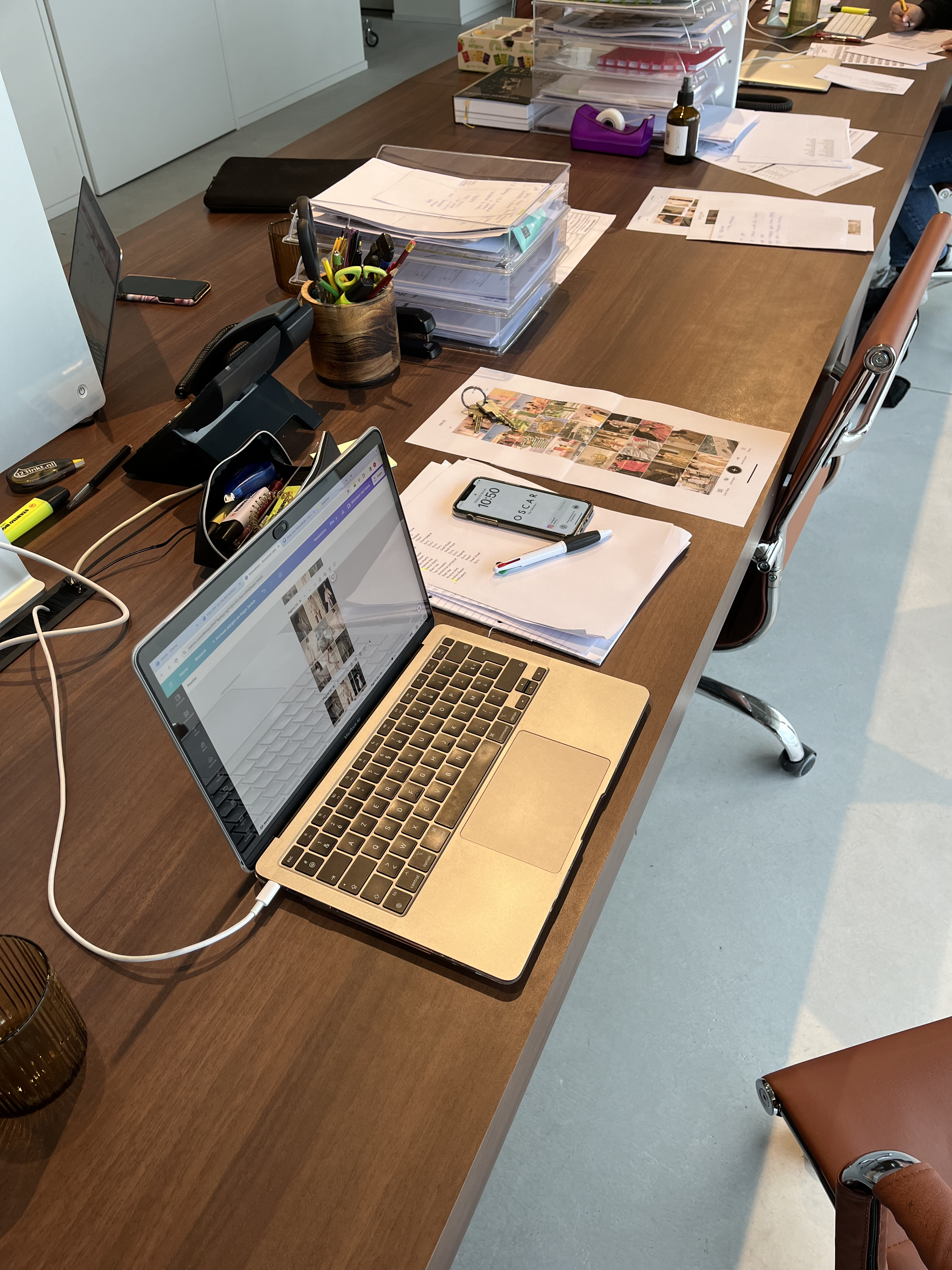 Stagebureau met computer en papieren